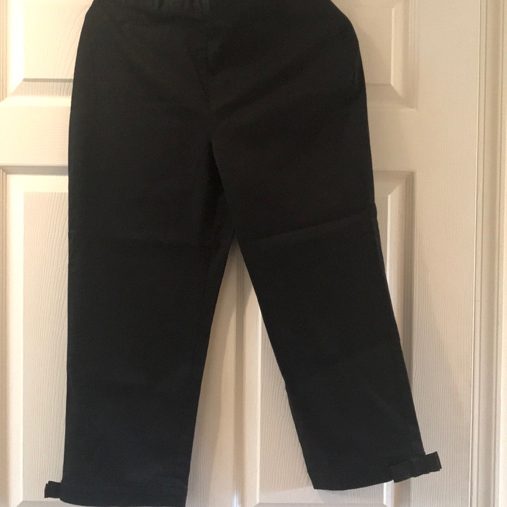 Adorable black cropped pants